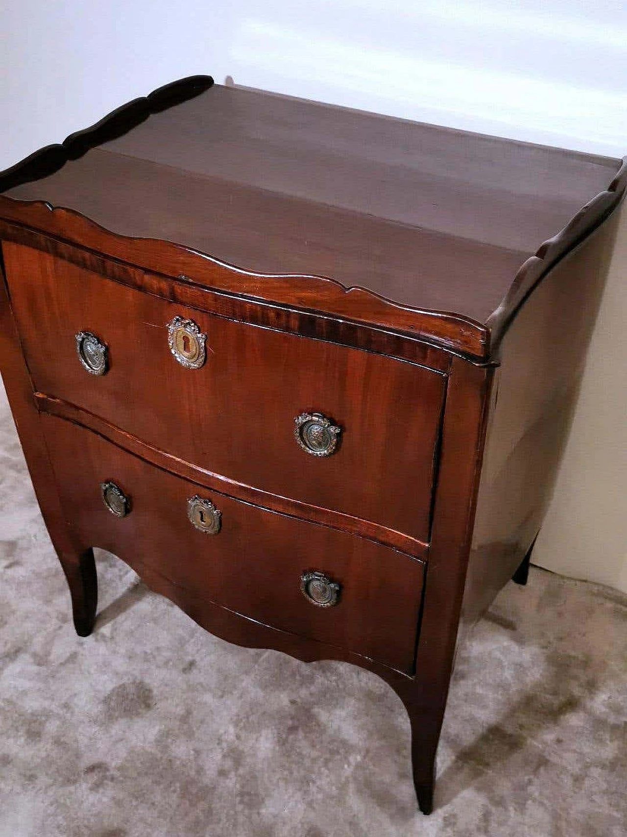 Neoclassical style chest of drawers in mahogany with bronze decorations, 18th century 1332968