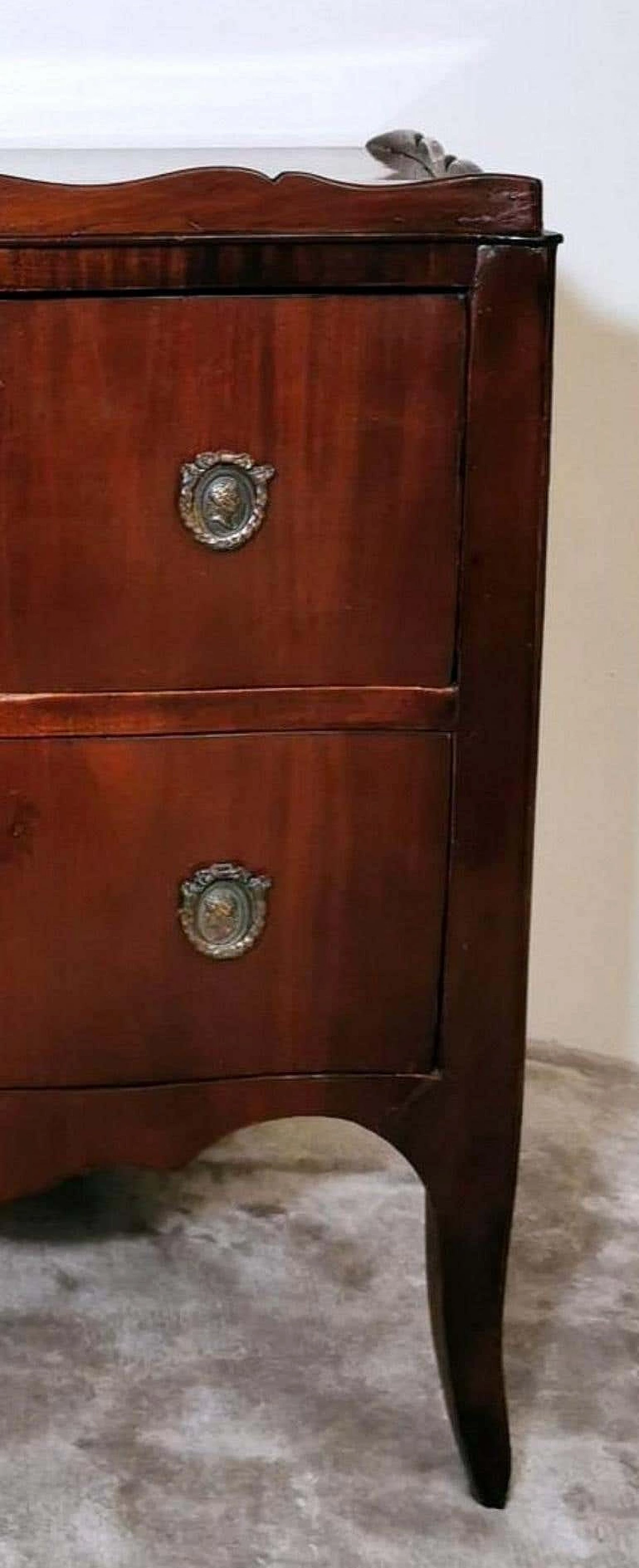 Neoclassical style chest of drawers in mahogany with bronze decorations, 18th century 1332969