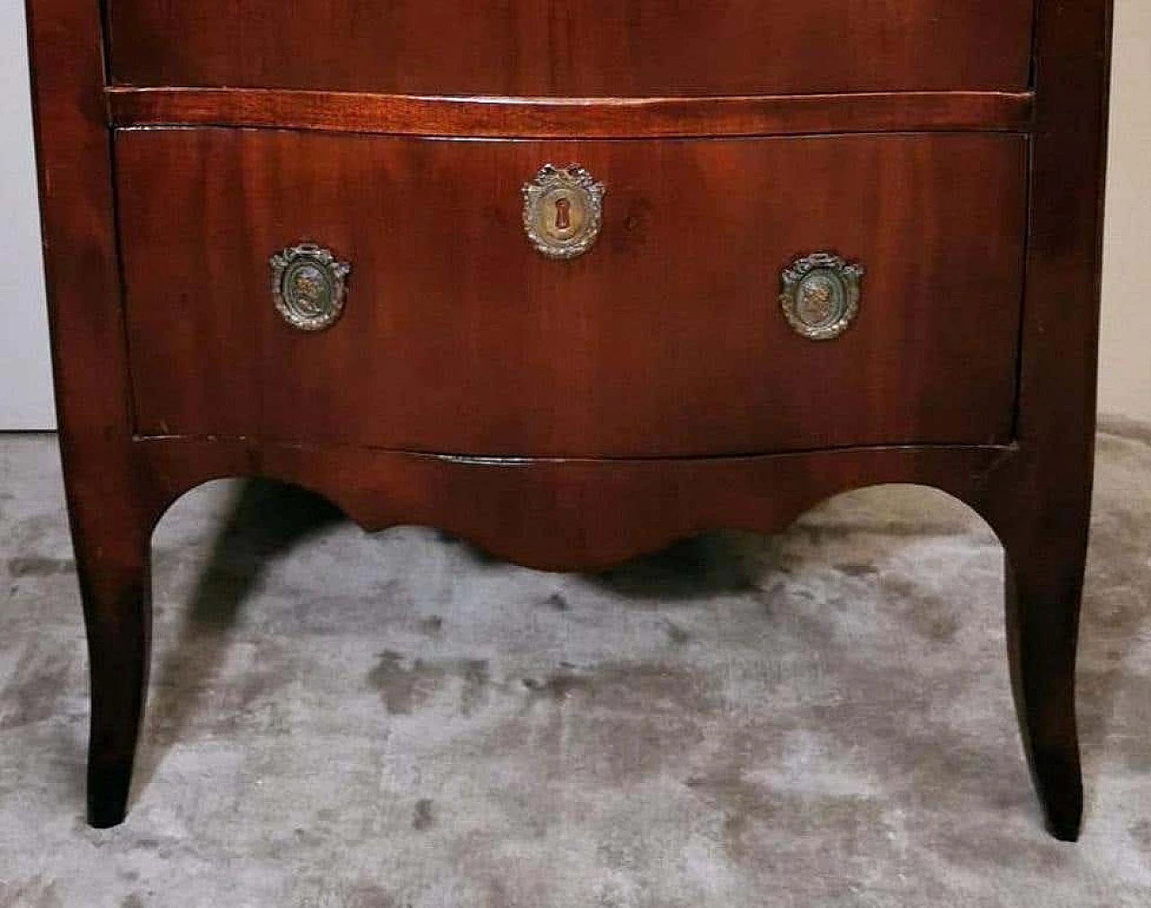 Neoclassical style chest of drawers in mahogany with bronze decorations, 18th century 1332973