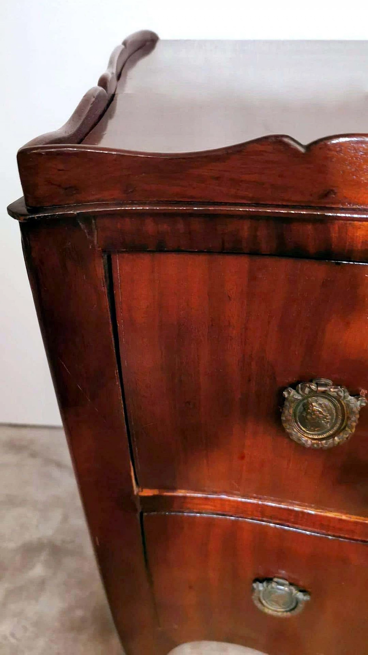 Neoclassical style chest of drawers in mahogany with bronze decorations, 18th century 1332975