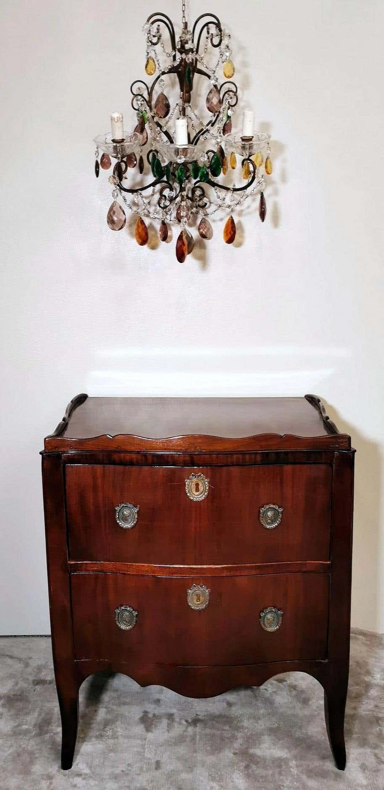 Neoclassical style chest of drawers in mahogany with bronze decorations, 18th century 1332981