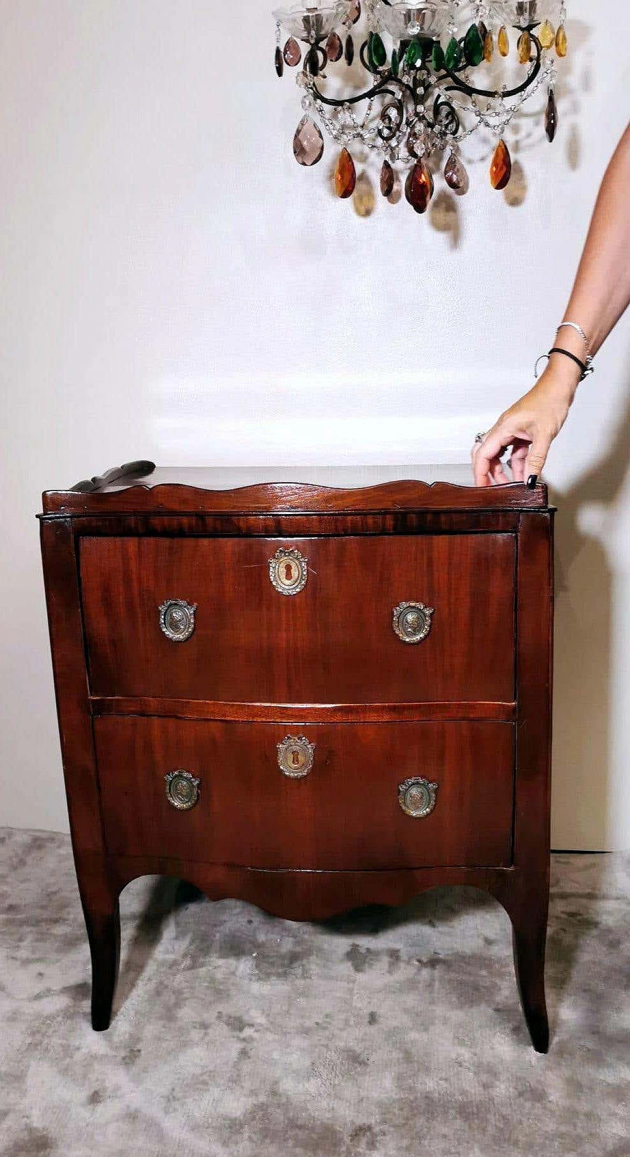 Neoclassical style chest of drawers in mahogany with bronze decorations, 18th century 1332982