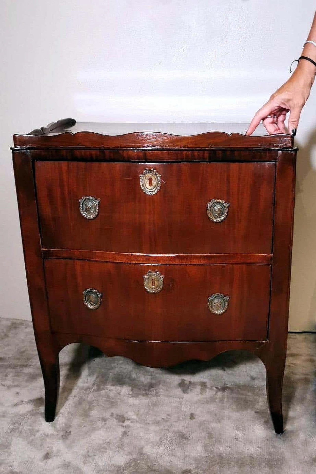 Neoclassical style chest of drawers in mahogany with bronze decorations, 18th century 1332983