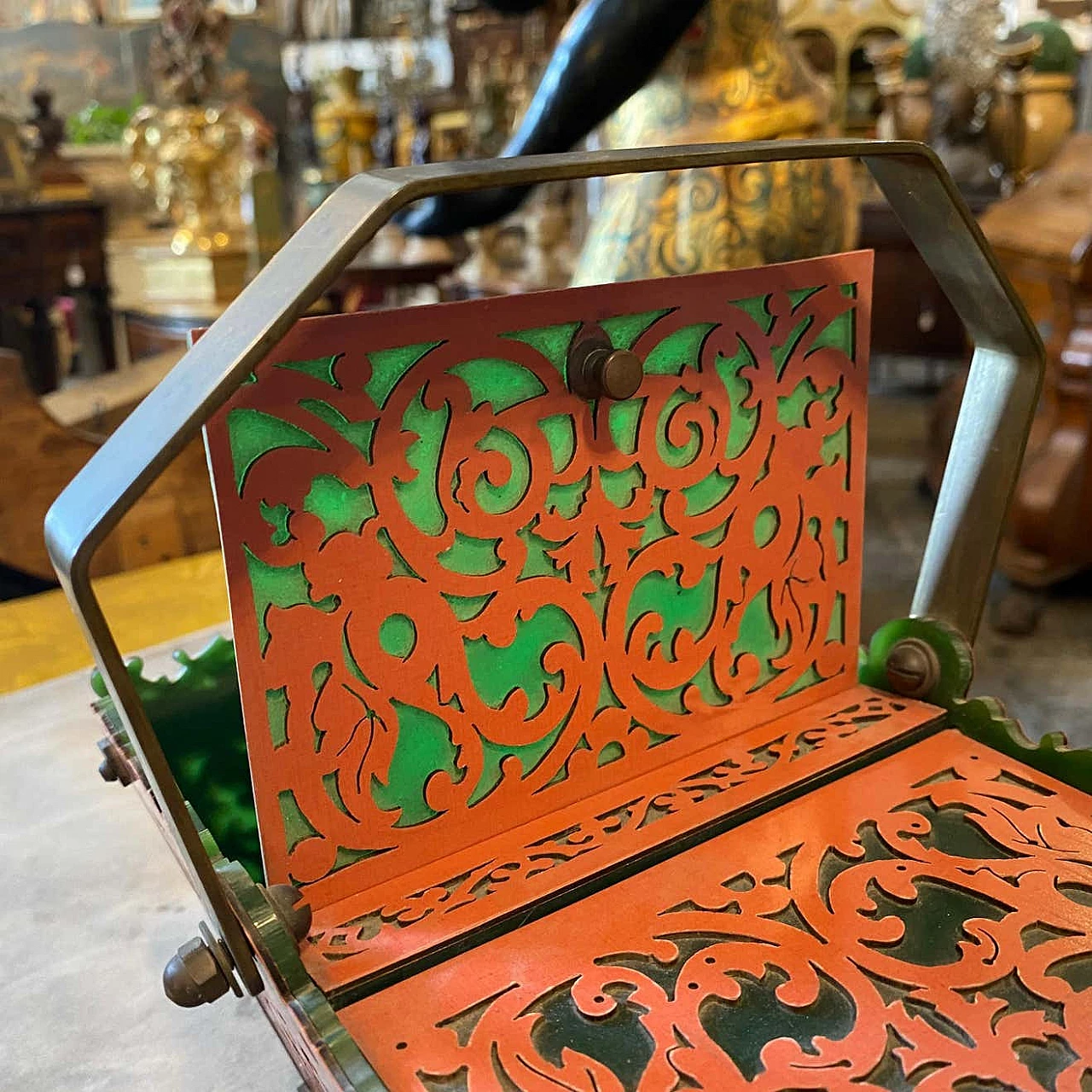 Cestino in plexiglass verde e rosa e ottone, anni '60 1333044