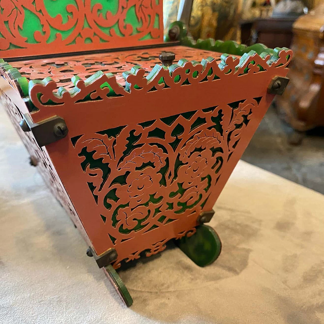 Cestino in plexiglass verde e rosa e ottone, anni '60 1333045