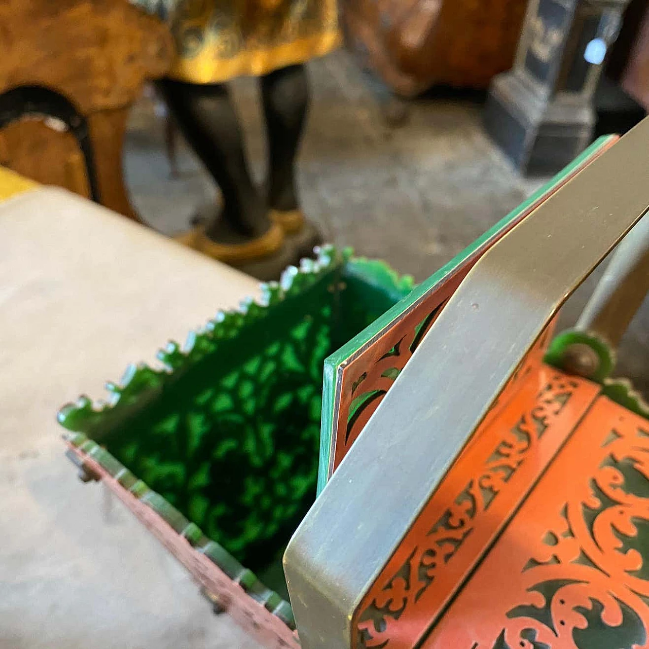 Cestino in plexiglass verde e rosa e ottone, anni '60 1333048