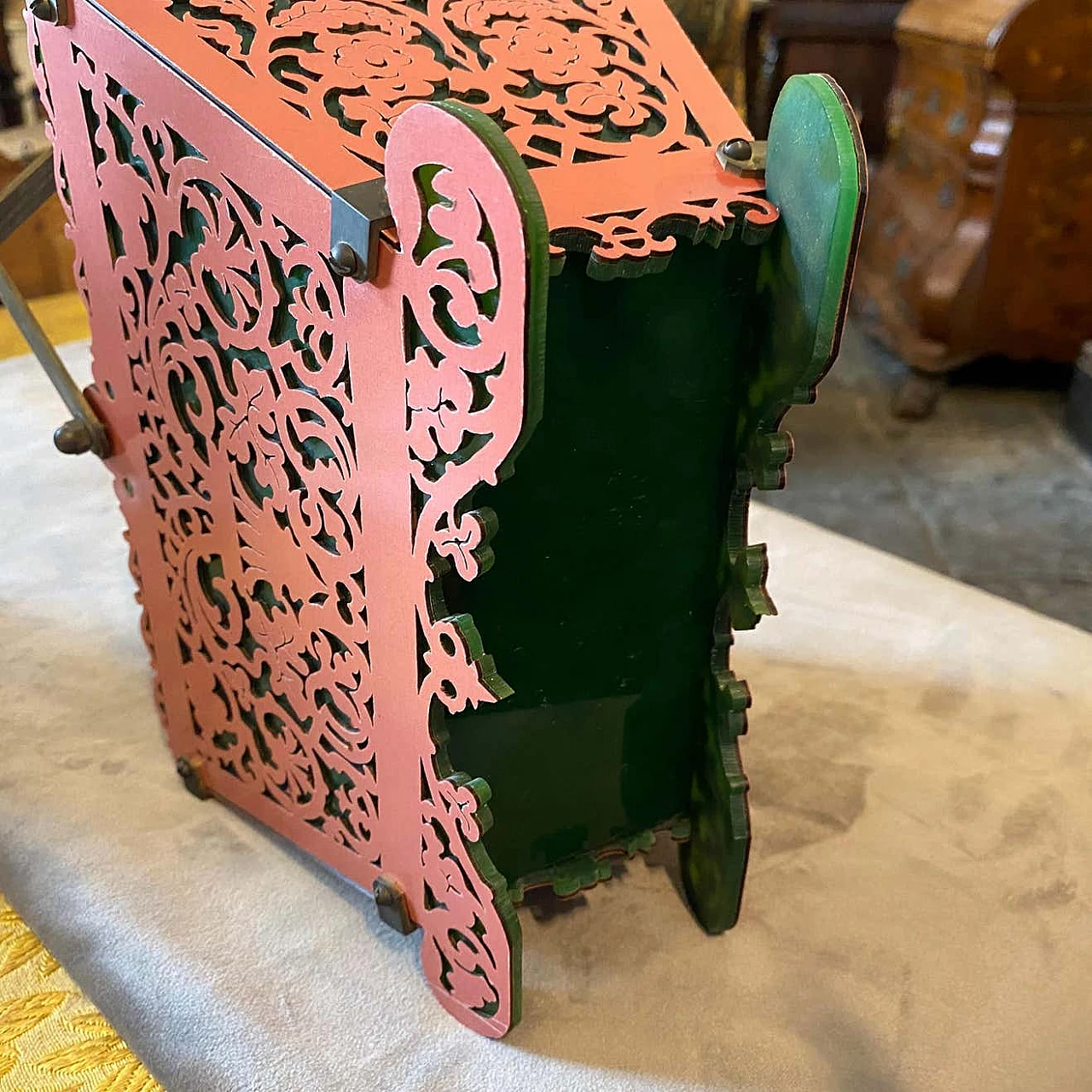 Cestino in plexiglass verde e rosa e ottone, anni '60 1333050