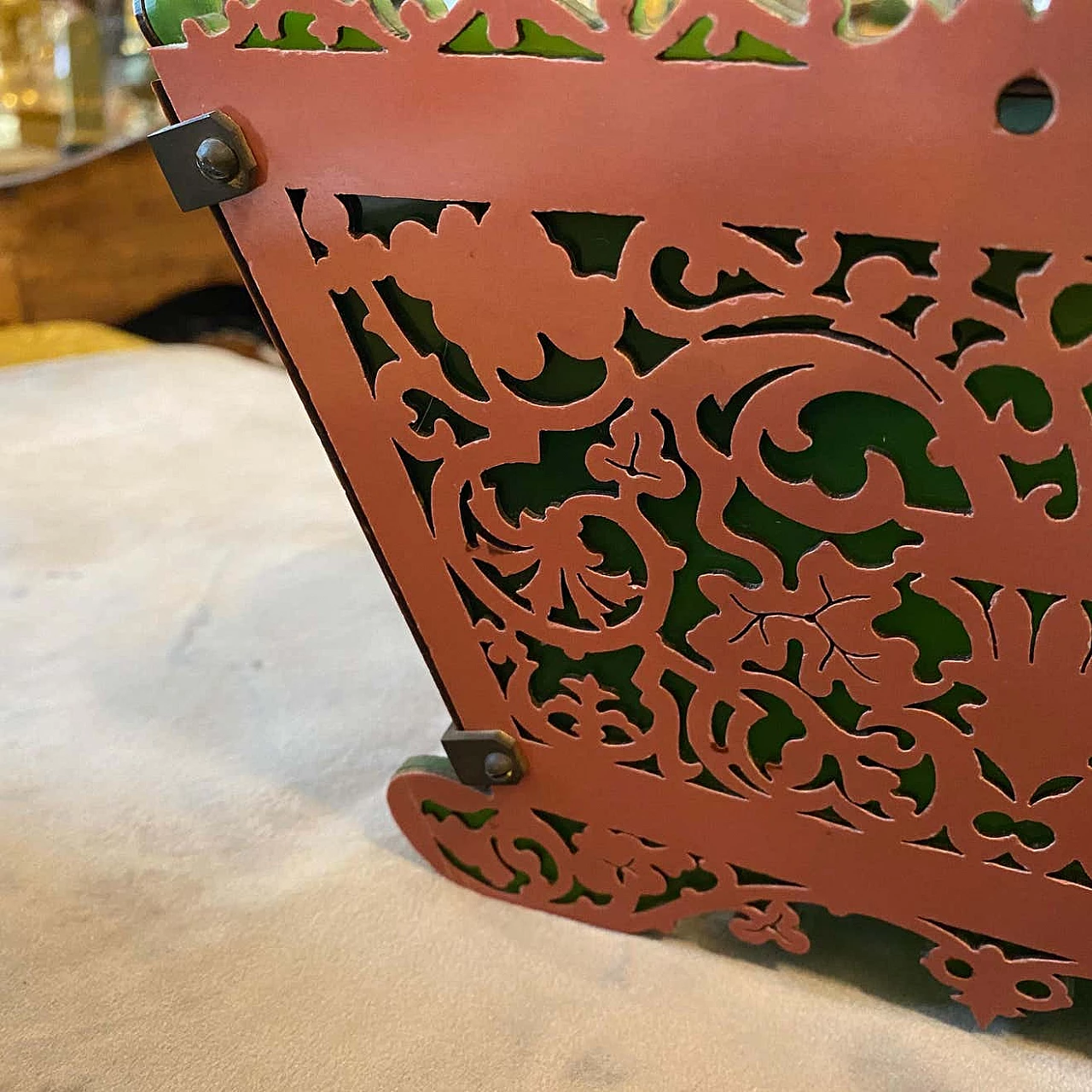 Cestino in plexiglass verde e rosa e ottone, anni '60 1333051