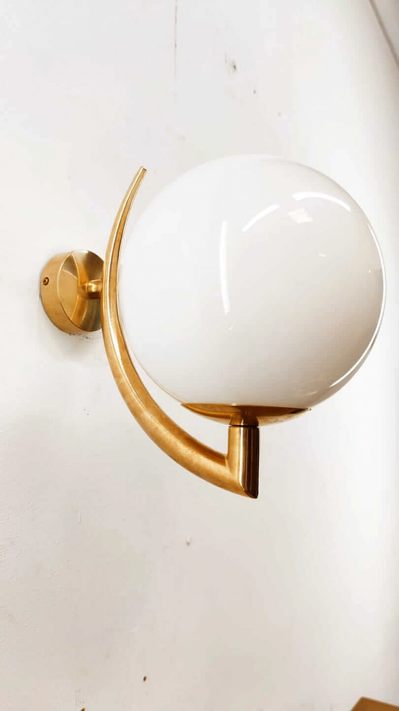 Brass wall lamp with polished opaline sphere, 80s 1334073