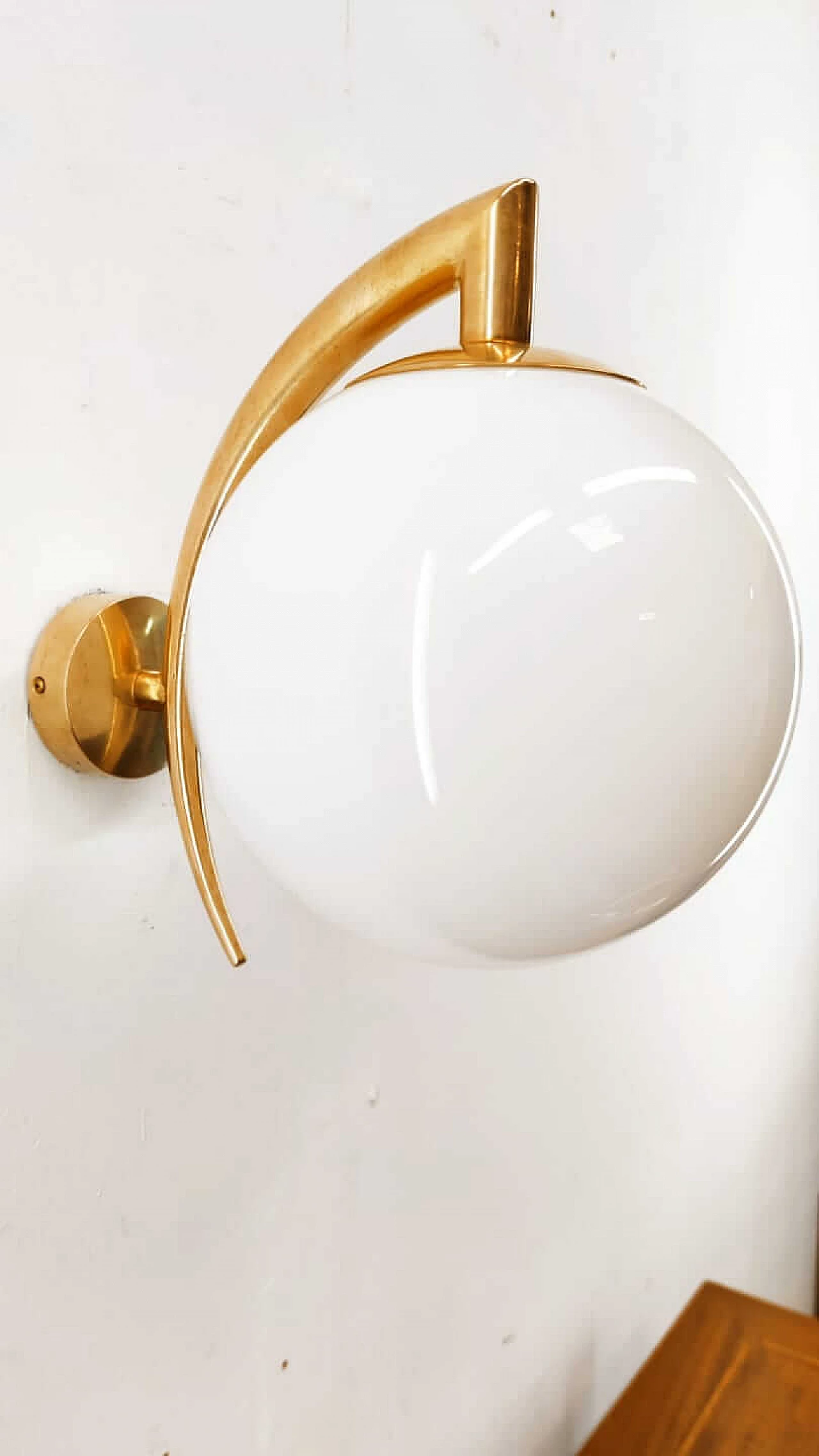 Brass wall lamp with polished opaline sphere, 80s 1334074