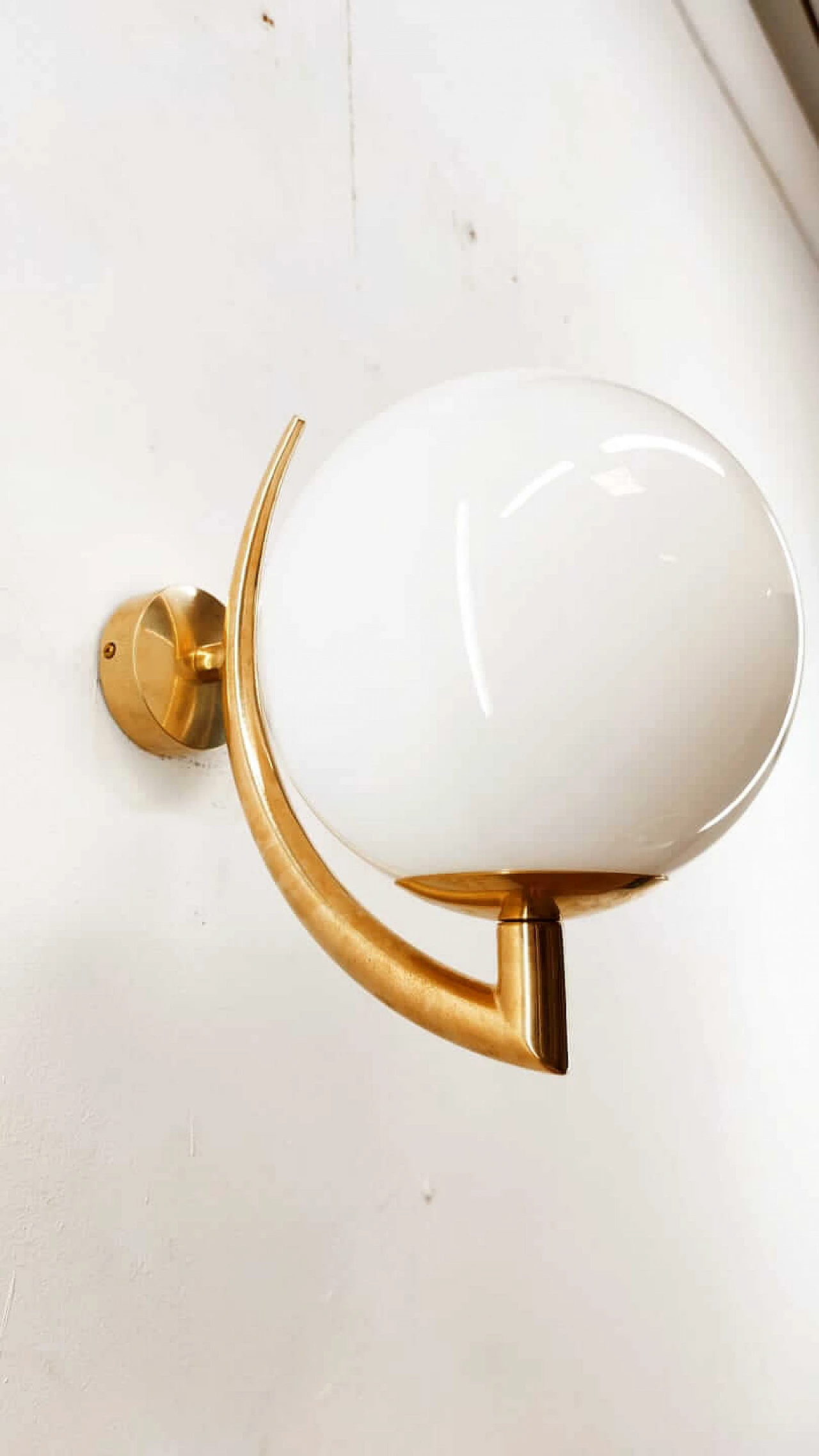 Brass wall lamp with polished opaline sphere, 80s 1334075