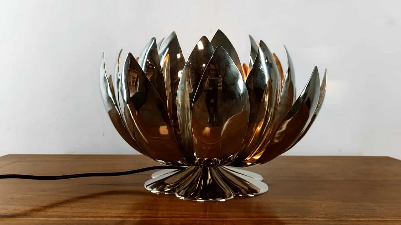 Lampada da tavolo in acciaio a fiore di loto, anni '70 1334085