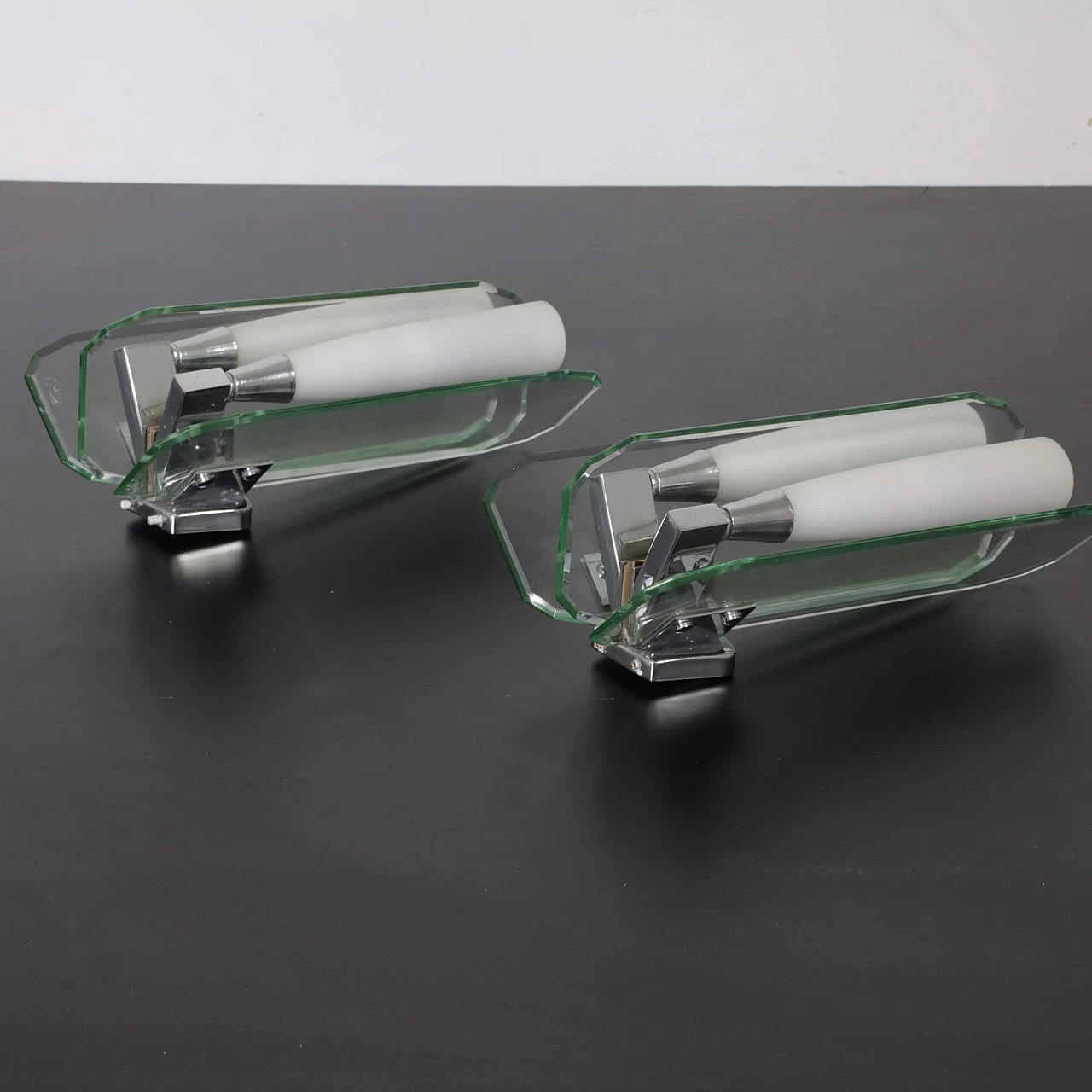 Coppia di applique in vetro verde nilo e vetro opalino, anni '70 1334363