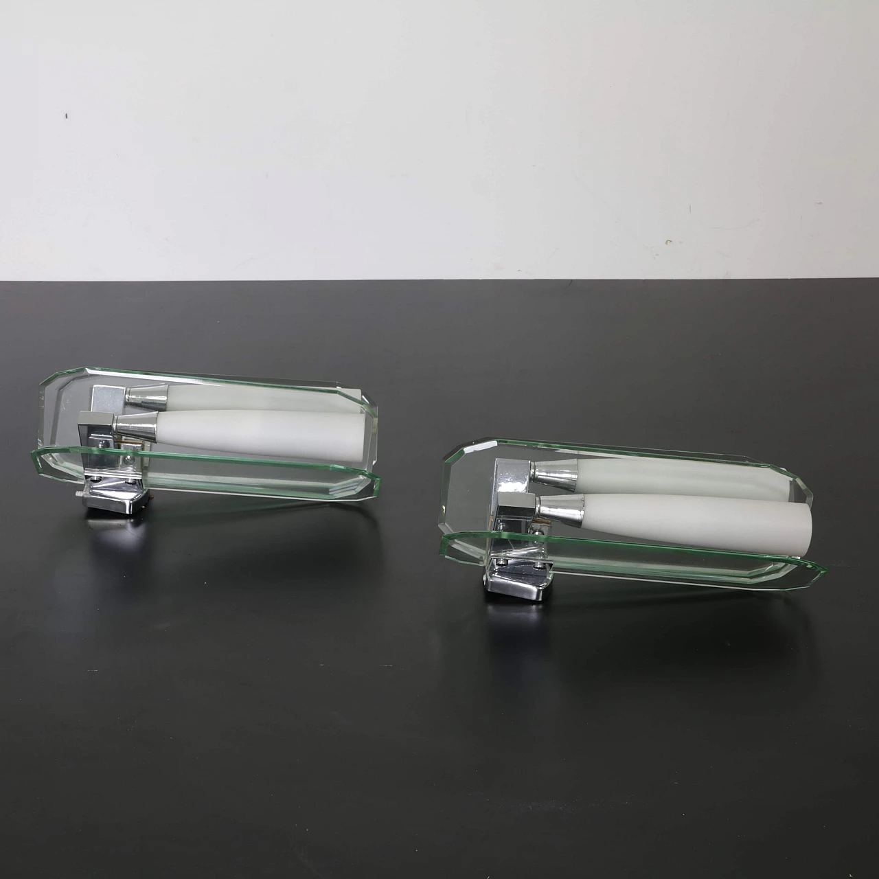 Coppia di applique in vetro verde nilo e vetro opalino, anni '70 1334364