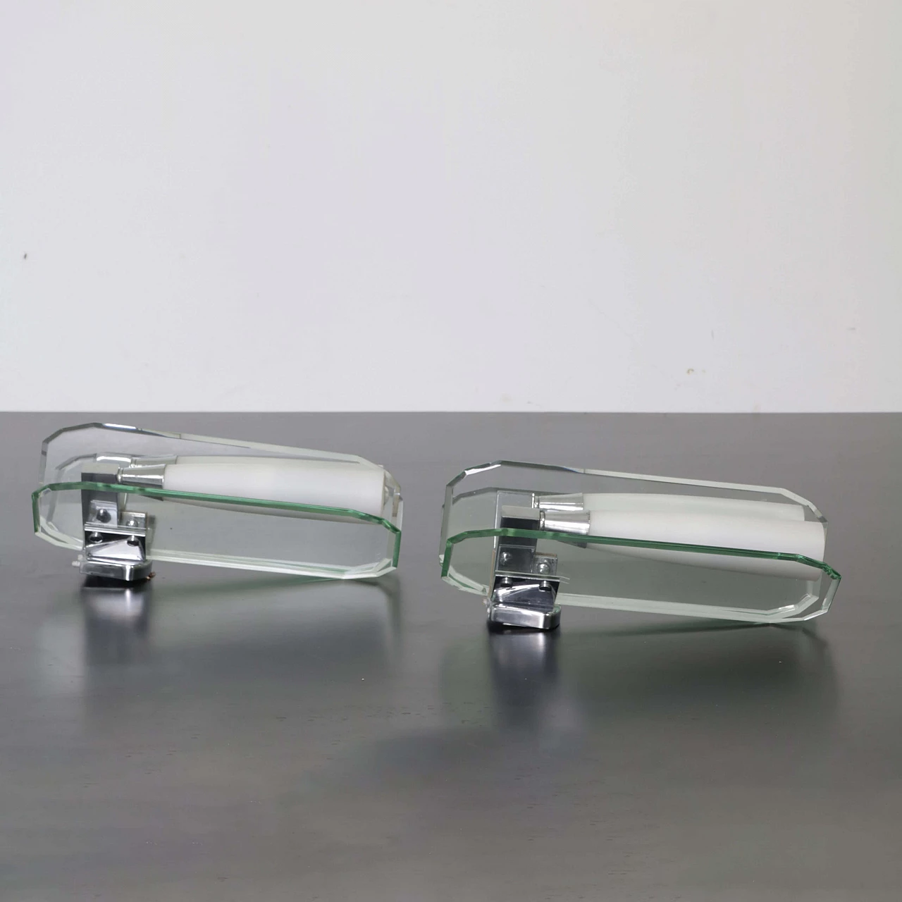 Coppia di applique in vetro verde nilo e vetro opalino, anni '70 1334365