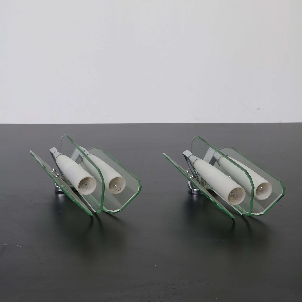 Coppia di applique in vetro verde nilo e vetro opalino, anni '70 1334368