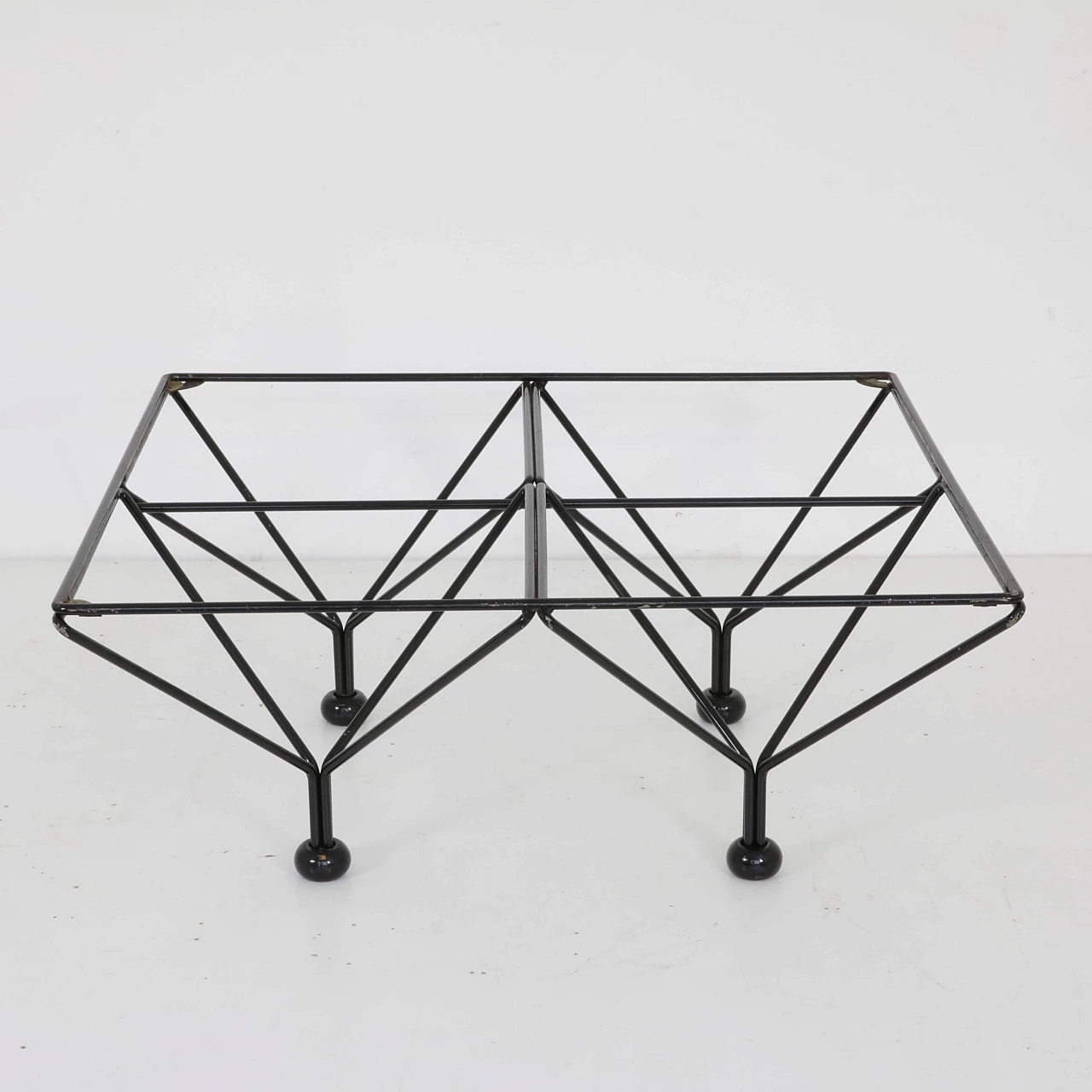 Tavolino con struttura in metallo verniciato e piano in vetro, anni '70 1334387