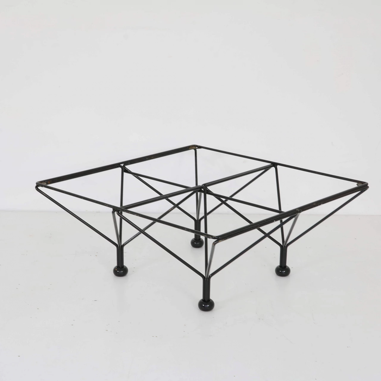 Tavolino con struttura in metallo verniciato e piano in vetro, anni '70 1334388