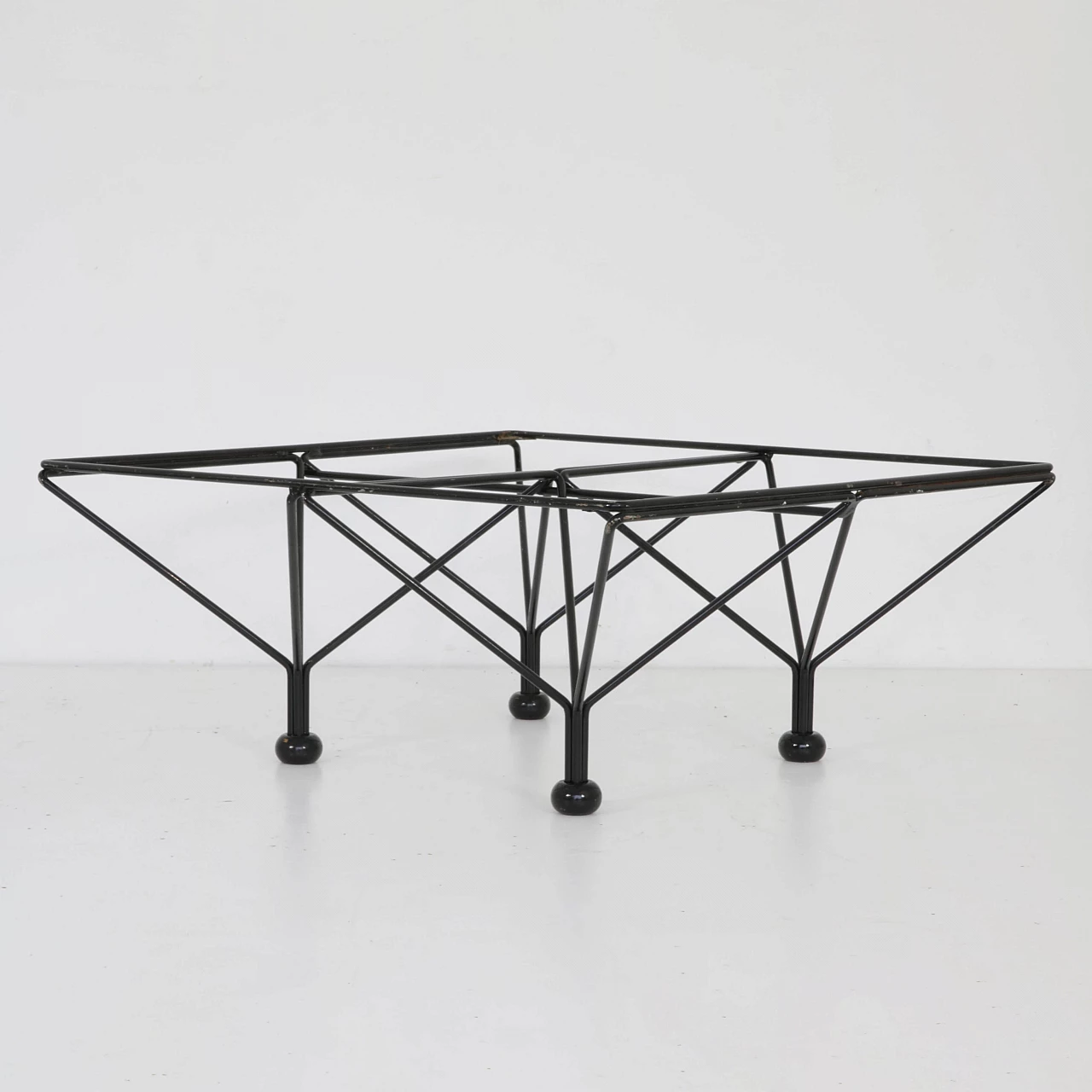 Tavolino con struttura in metallo verniciato e piano in vetro, anni '70 1334389