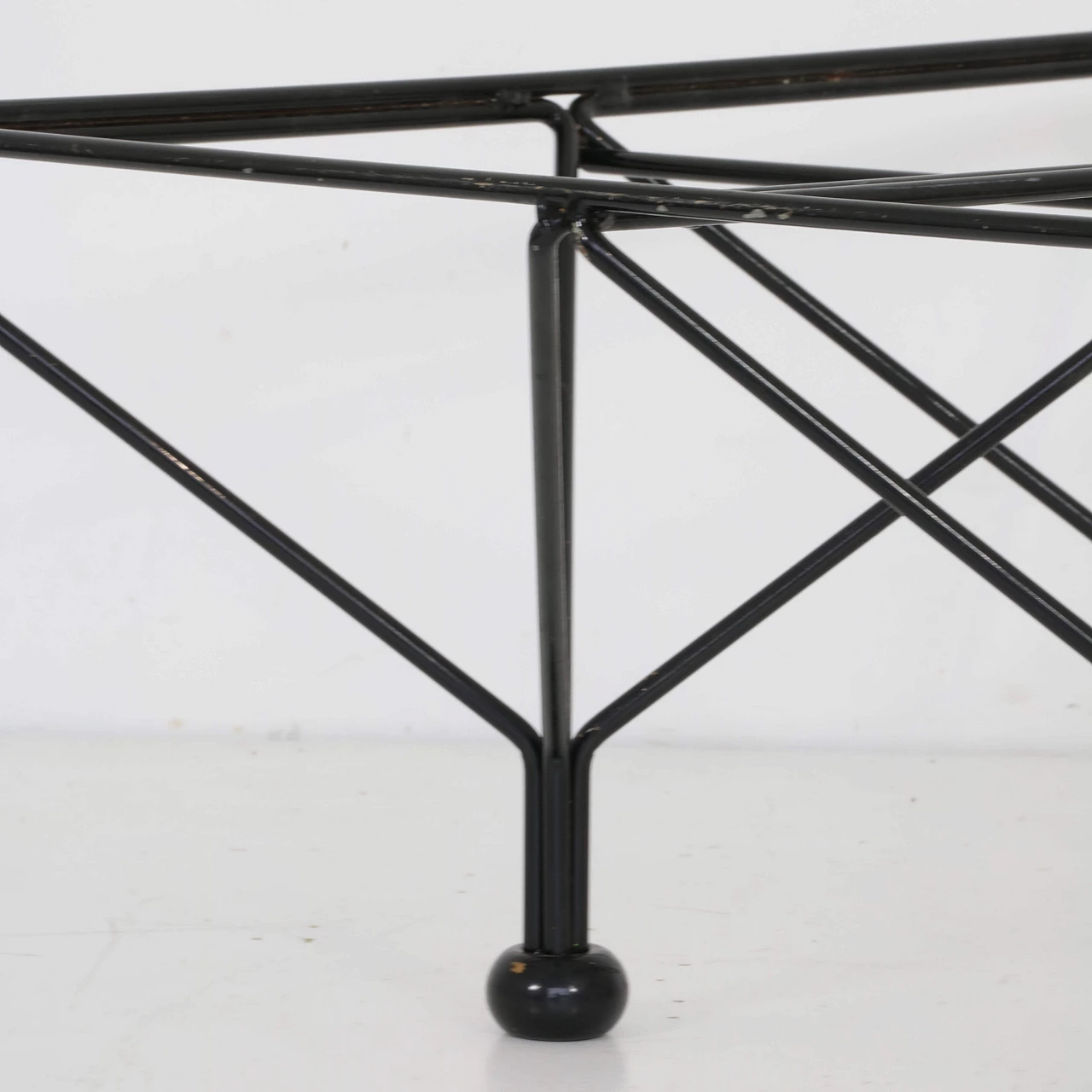 Tavolino con struttura in metallo verniciato e piano in vetro, anni '70 1334390