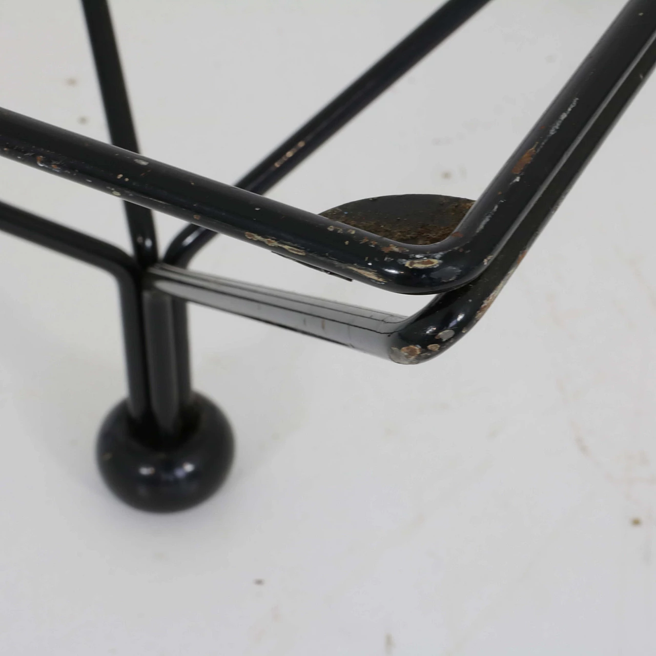 Tavolino con struttura in metallo verniciato e piano in vetro, anni '70 1334391