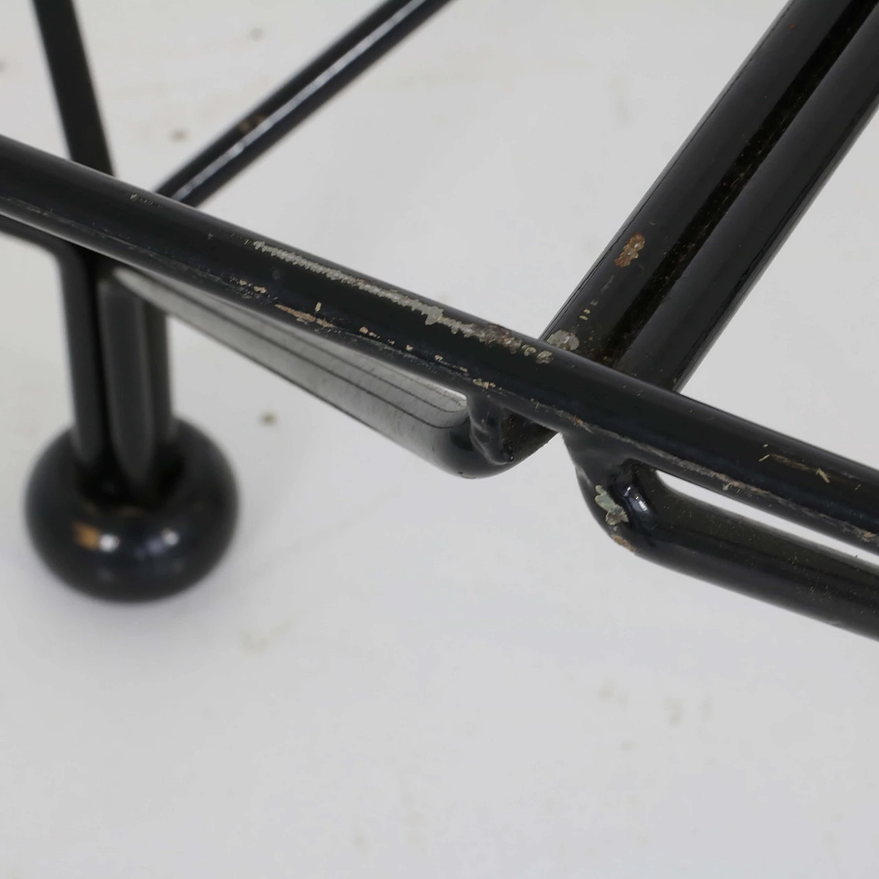 Tavolino con struttura in metallo verniciato e piano in vetro, anni '70 1334392