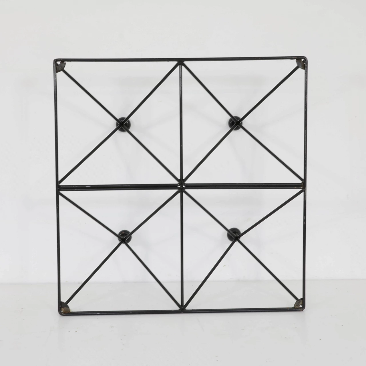 Tavolino con struttura in metallo verniciato e piano in vetro, anni '70 1334393