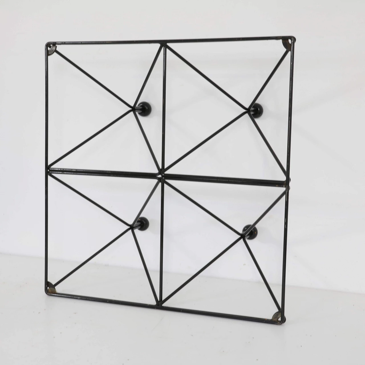 Tavolino con struttura in metallo verniciato e piano in vetro, anni '70 1334394