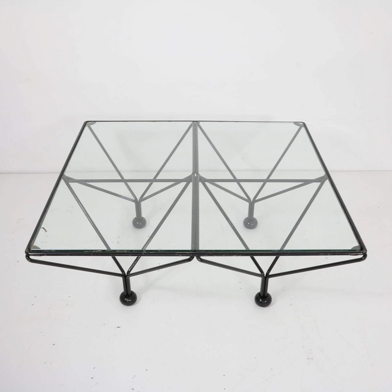 Tavolino con struttura in metallo verniciato e piano in vetro, anni '70 1334395