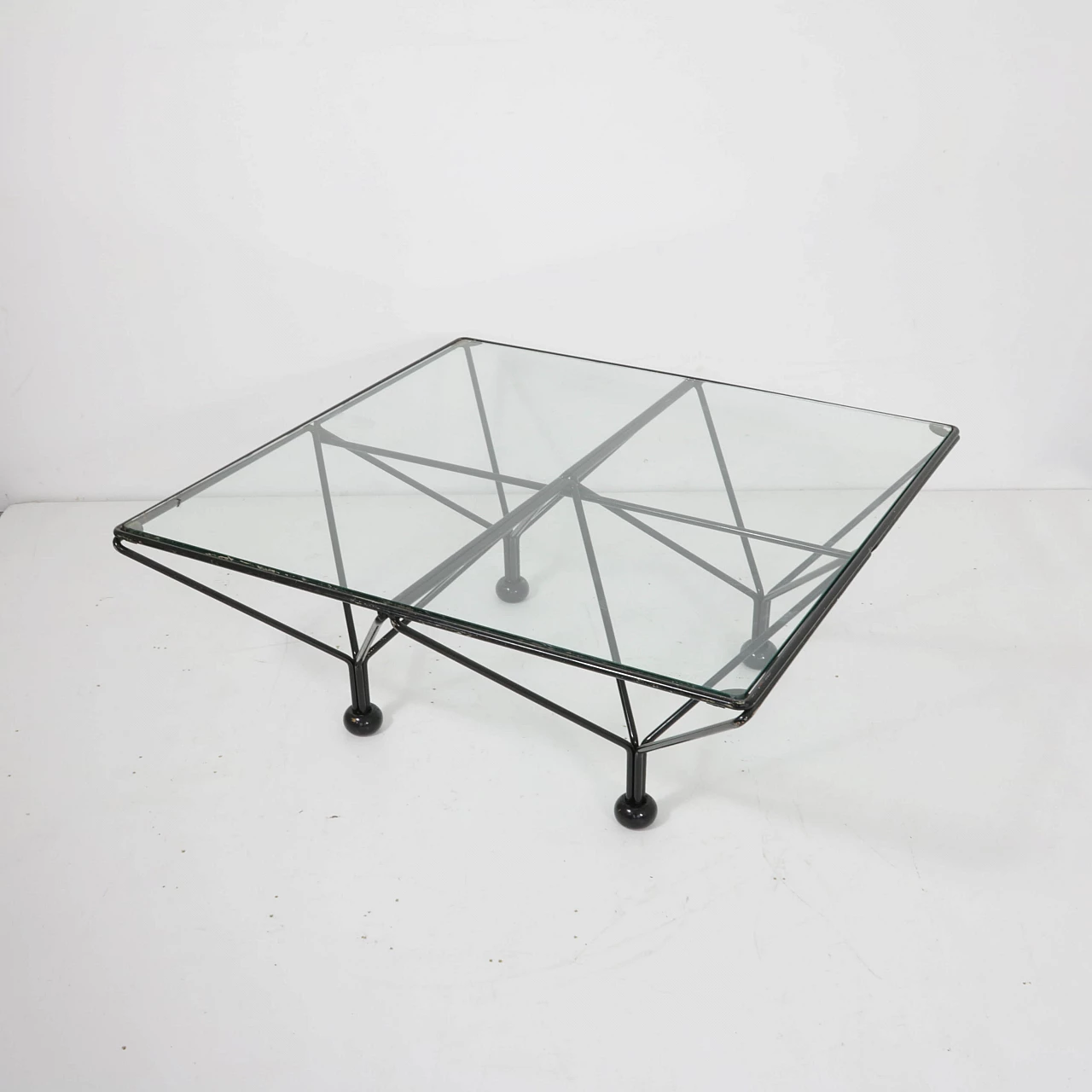 Tavolino con struttura in metallo verniciato e piano in vetro, anni '70 1334396