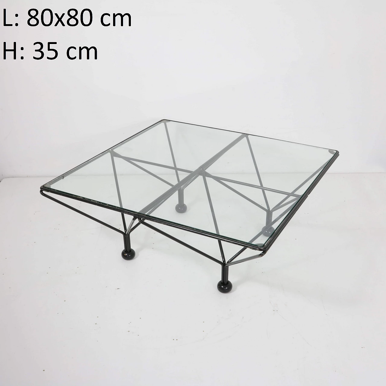 Tavolino con struttura in metallo verniciato e piano in vetro, anni '70 1334397