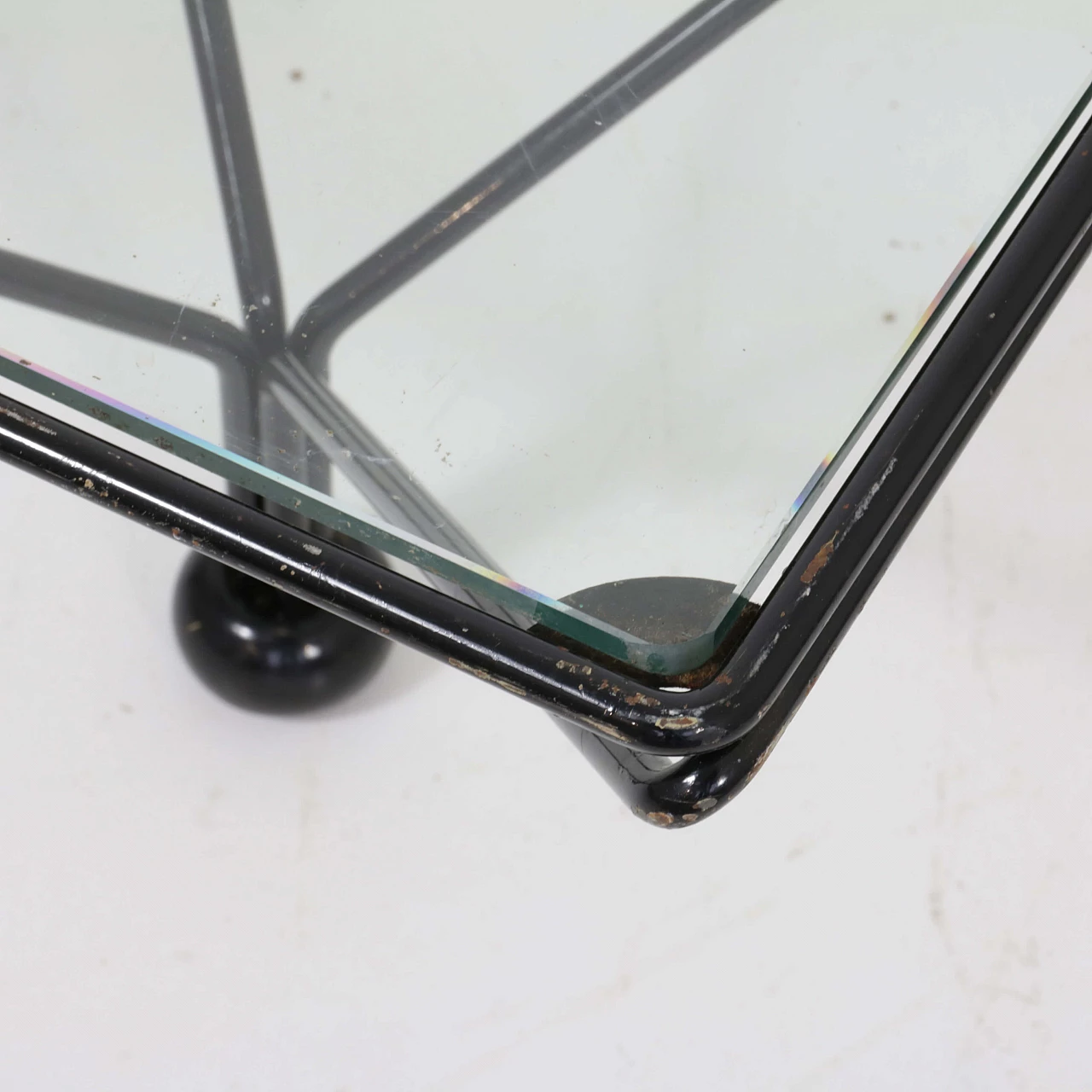 Tavolino con struttura in metallo verniciato e piano in vetro, anni '70 1334398