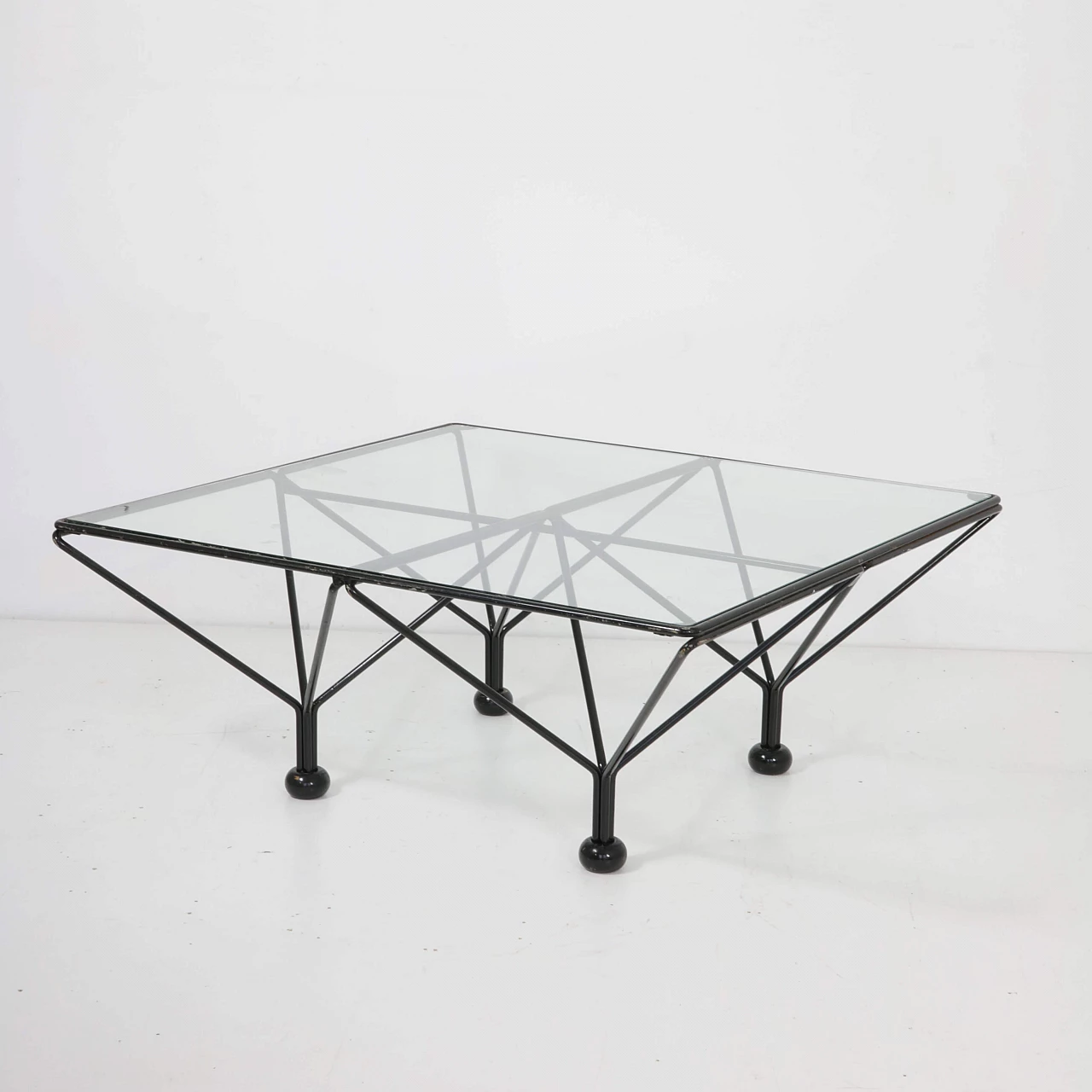 Tavolino con struttura in metallo verniciato e piano in vetro, anni '70 1334399