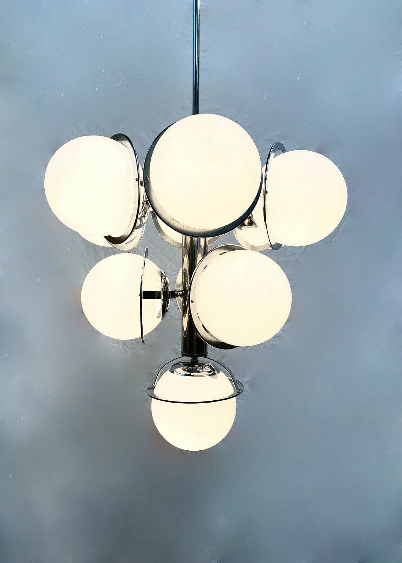 Chandelier with spheres in Murano glass and structure in iron and steel attributable to Reggiani, 60s 1335171
