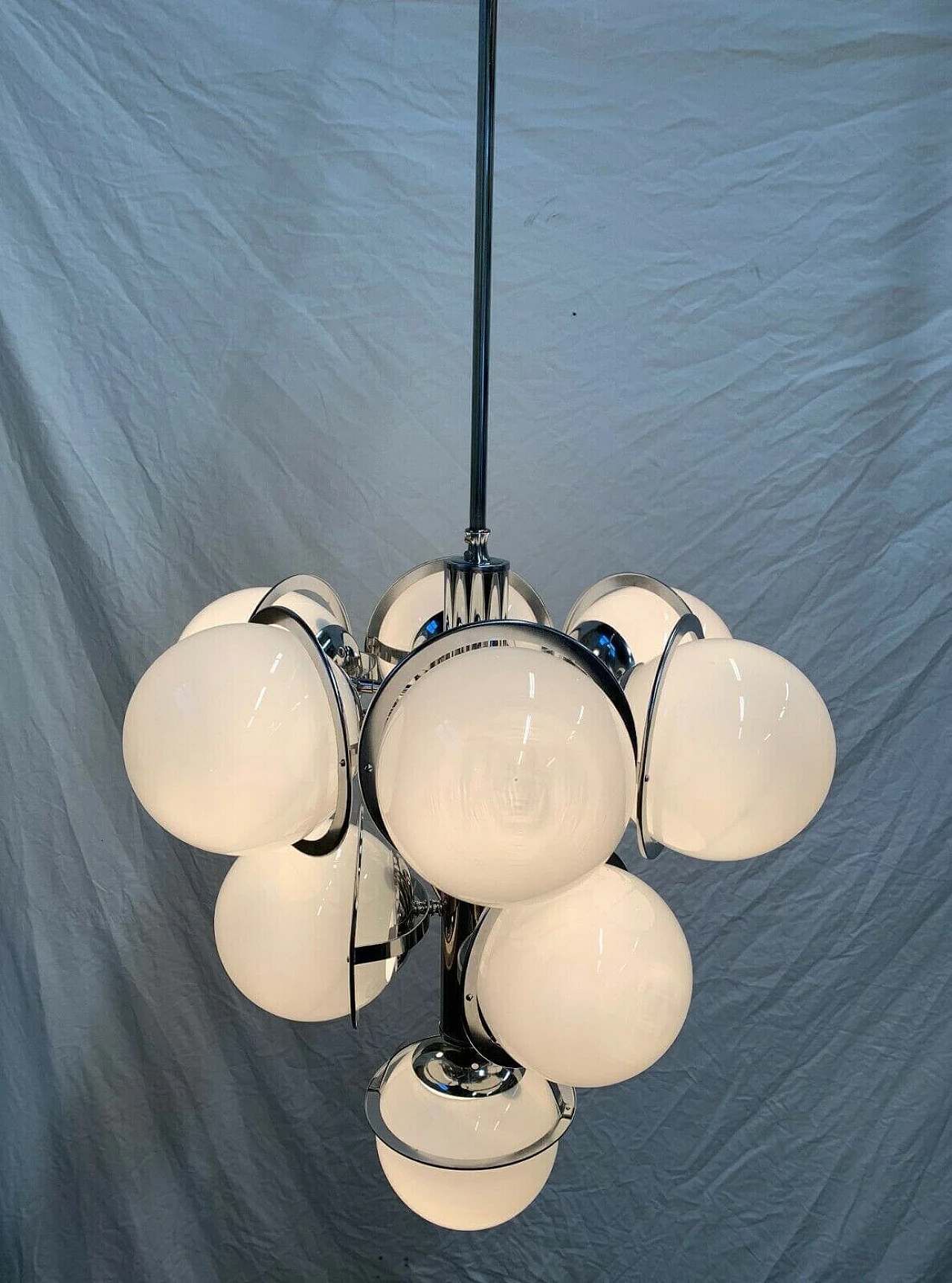 Chandelier with spheres in Murano glass and structure in iron and steel attributable to Reggiani, 60s 1335172