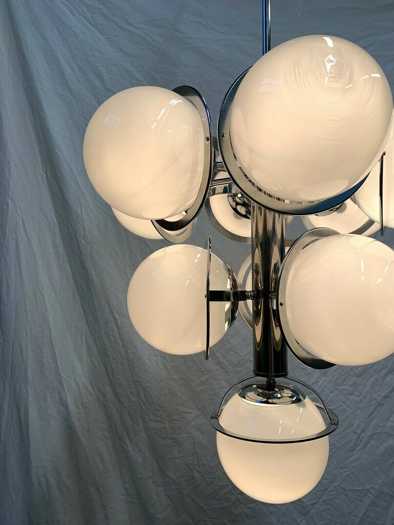Chandelier with spheres in Murano glass and structure in iron and steel attributable to Reggiani, 60s 1335173