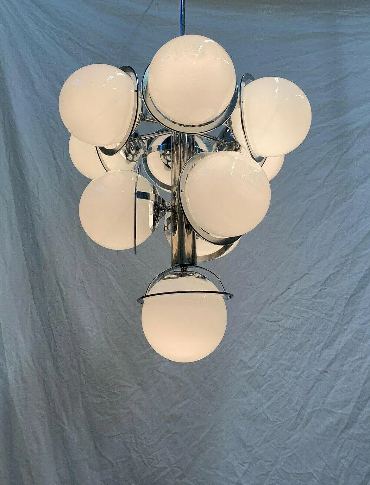 Chandelier with spheres in Murano glass and structure in iron and steel attributable to Reggiani, 60s 1335174