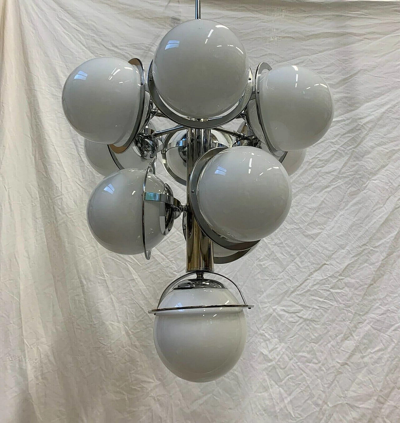 Chandelier with spheres in Murano glass and structure in iron and steel attributable to Reggiani, 60s 1335176