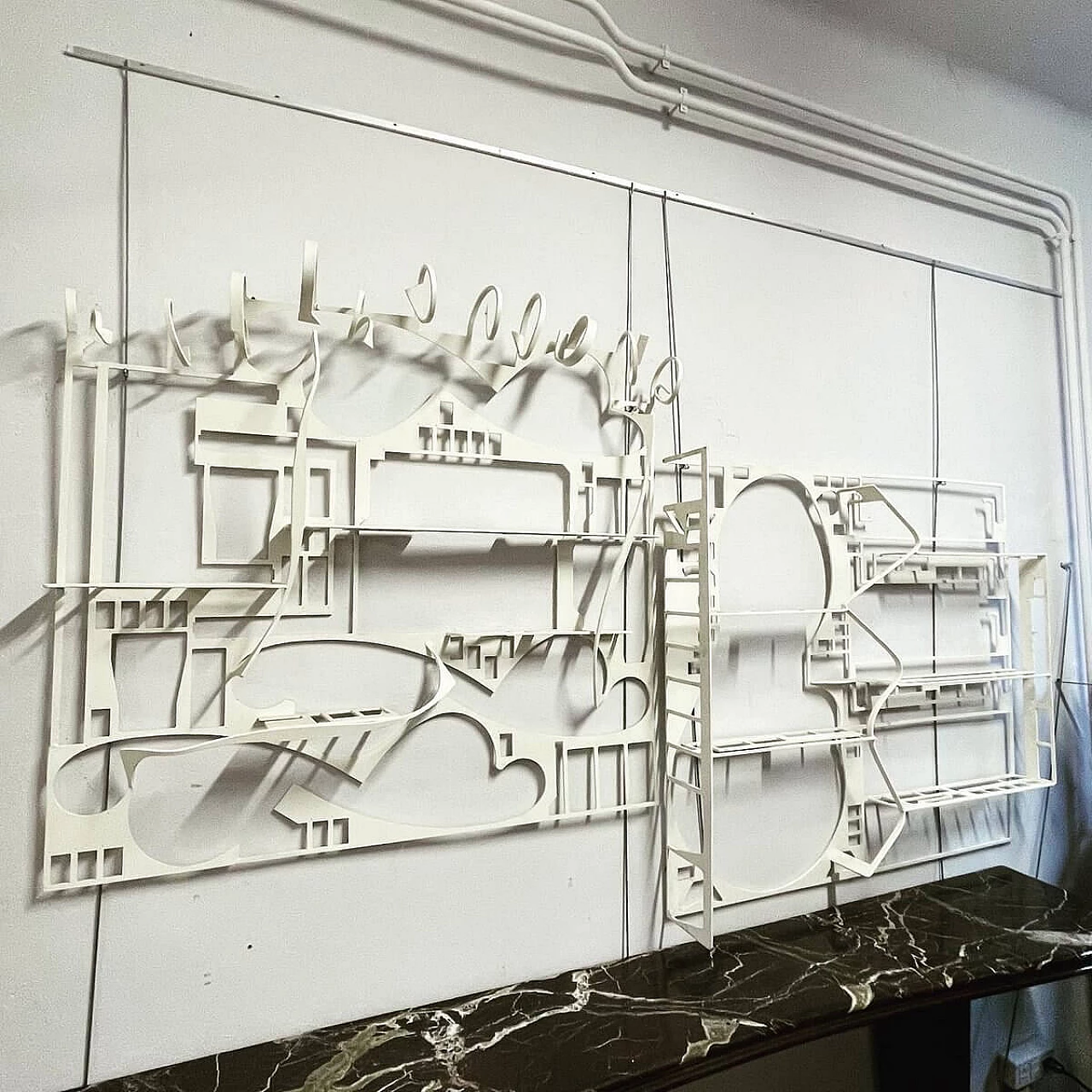 Coppia di pannelli decorativi realizzati a mano in ferro smaltato, anni '80 1335416