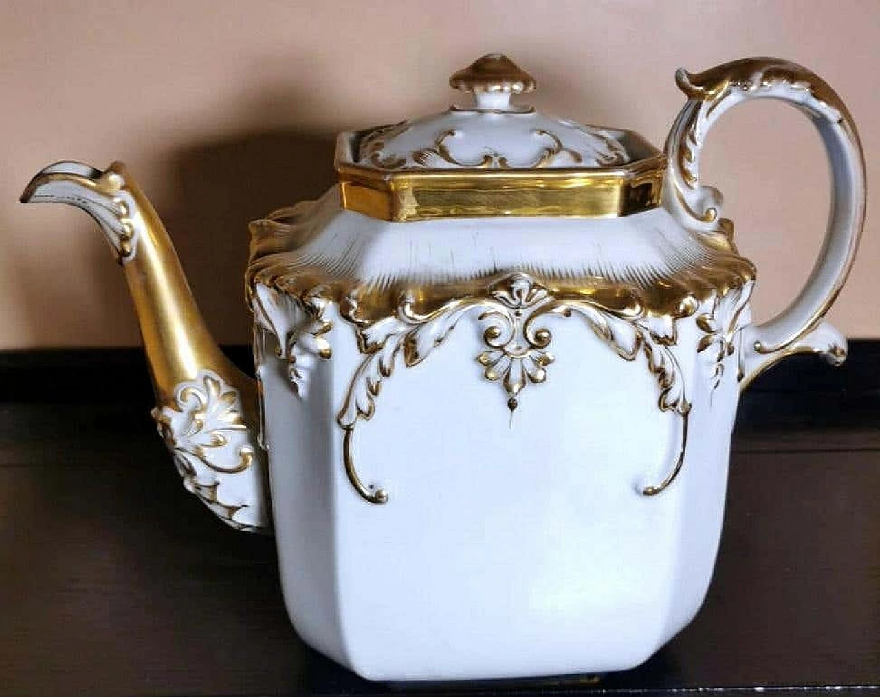 Napoleon III teapot in Porcelain De Paris with pure gold decorations, 19th century 1336372