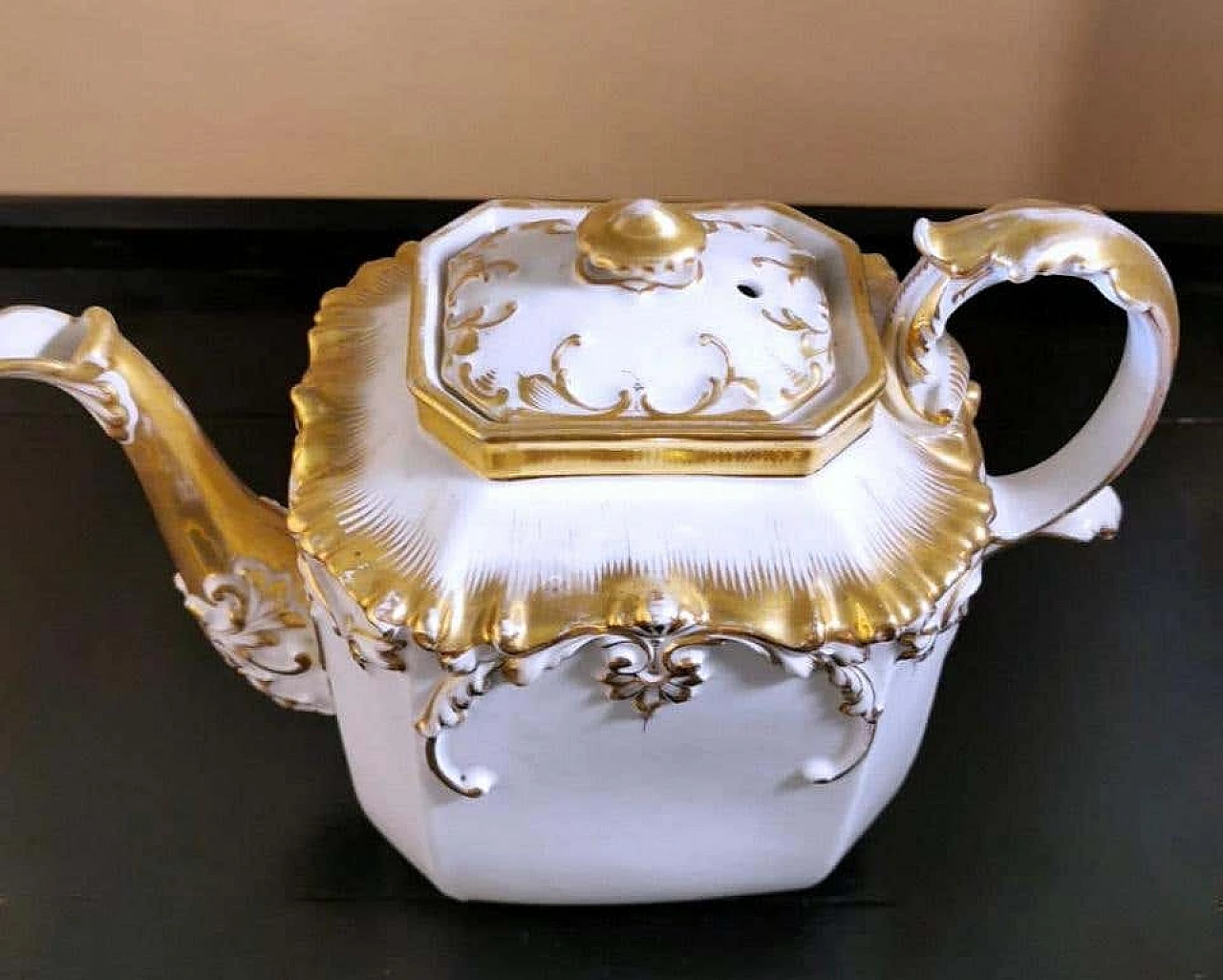 Napoleon III teapot in Porcelain De Paris with pure gold decorations, 19th century 1336374