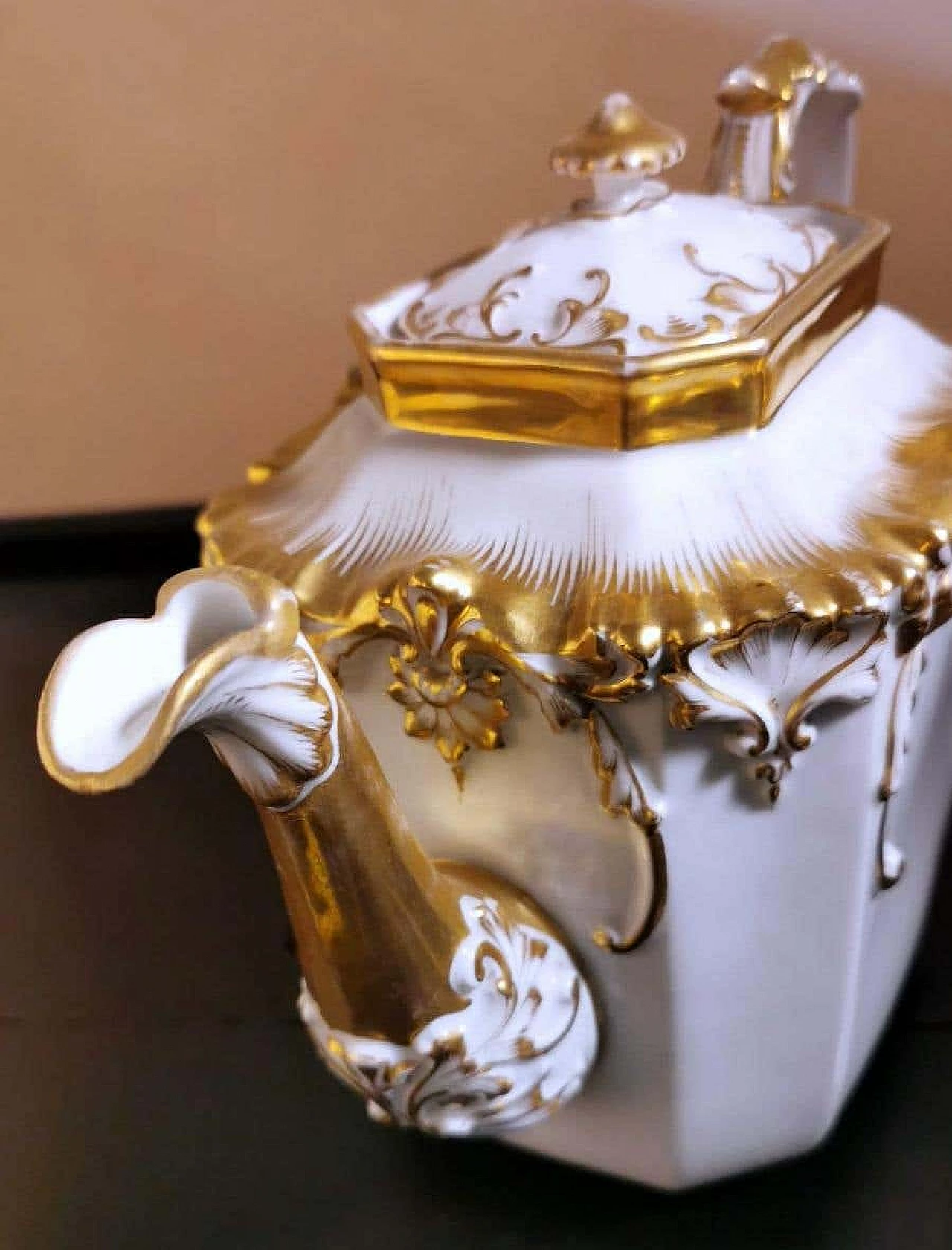Napoleon III teapot in Porcelain De Paris with pure gold decorations, 19th century 1336376