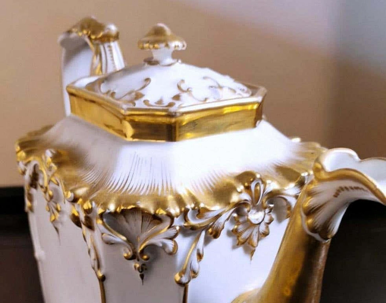 Napoleon III teapot in Porcelain De Paris with pure gold decorations, 19th century 1336377