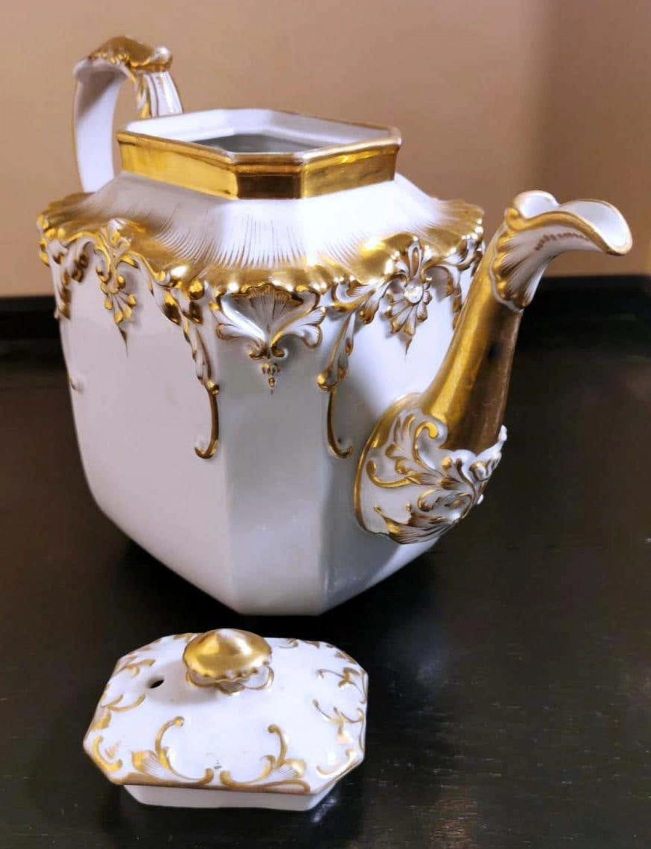 Napoleon III teapot in Porcelain De Paris with pure gold decorations, 19th century 1336378