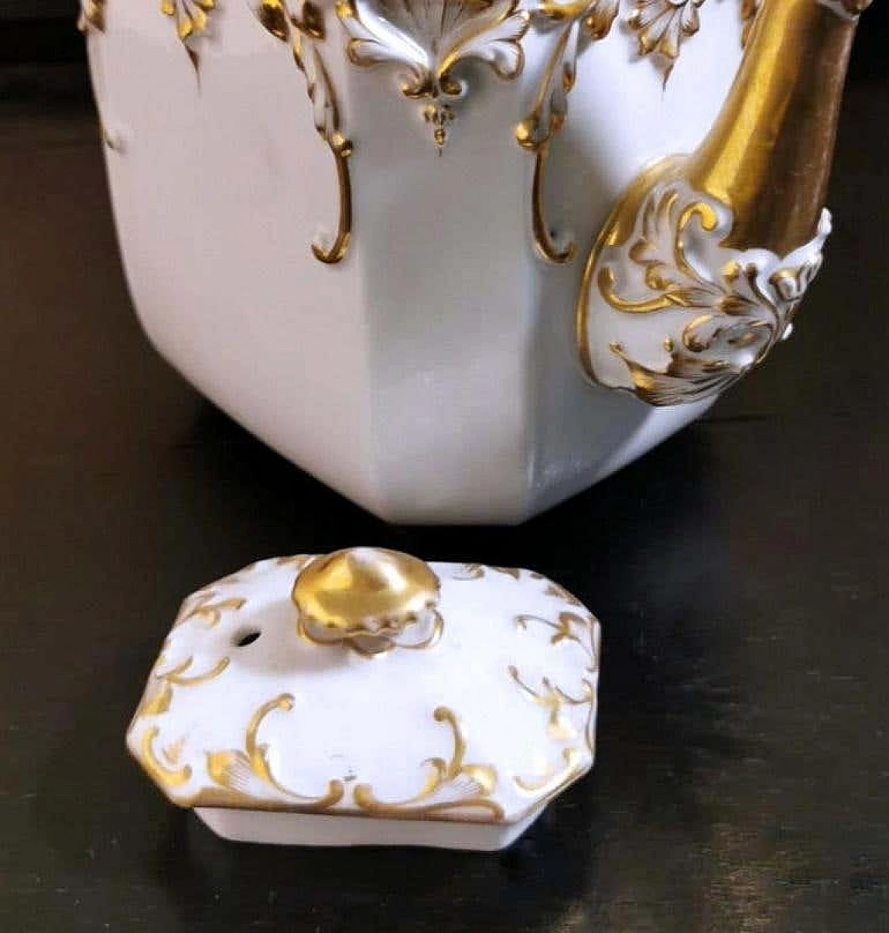 Napoleon III teapot in Porcelain De Paris with pure gold decorations, 19th century 1336381