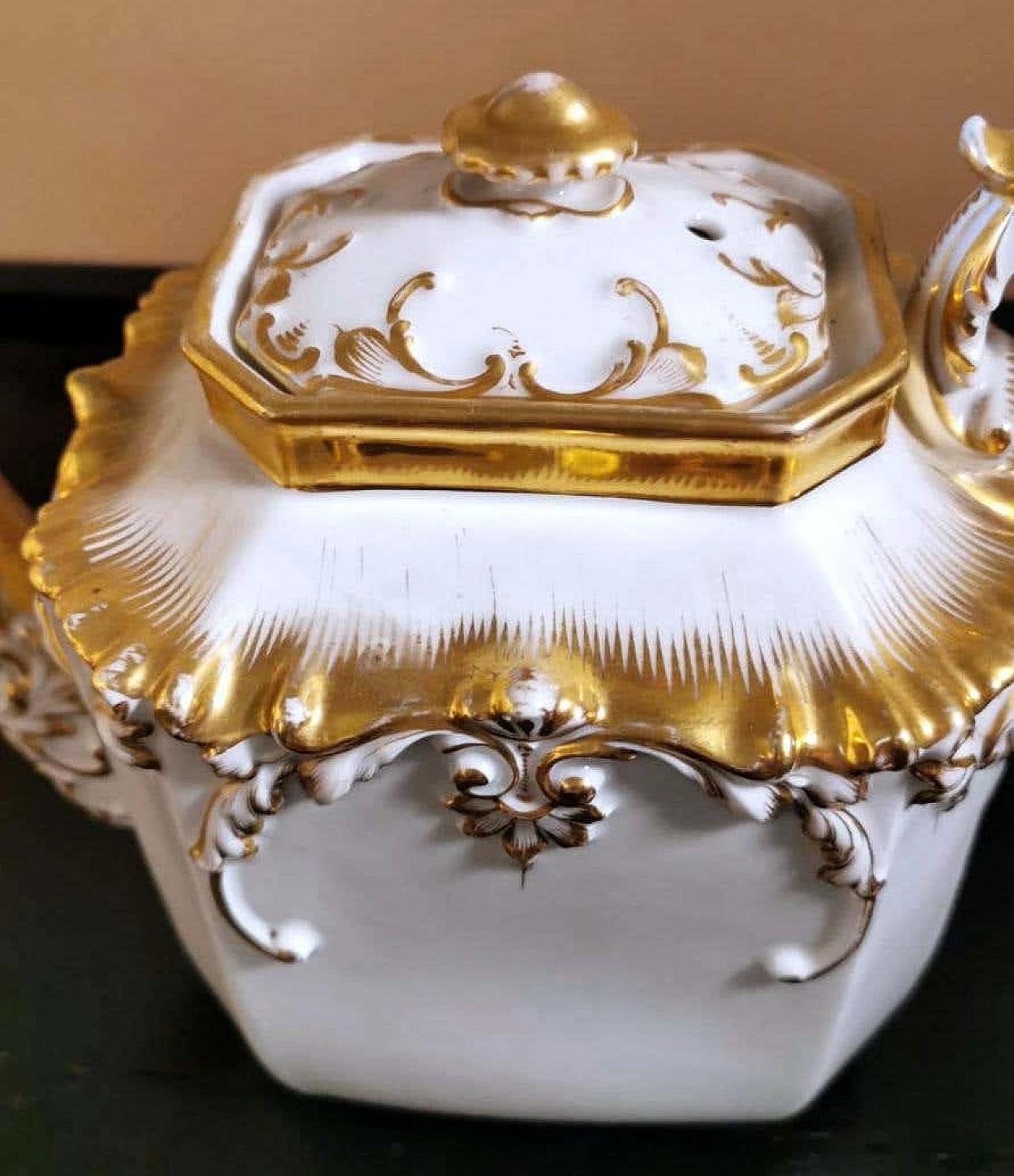 Napoleon III teapot in Porcelain De Paris with pure gold decorations, 19th century 1336383