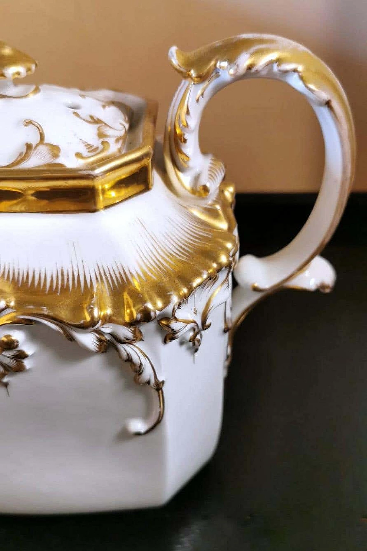 Napoleon III teapot in Porcelain De Paris with pure gold decorations, 19th century 1336384