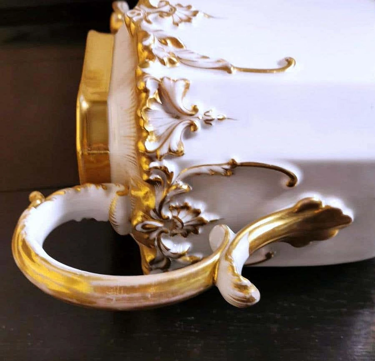 Napoleon III teapot in Porcelain De Paris with pure gold decorations, 19th century 1336387