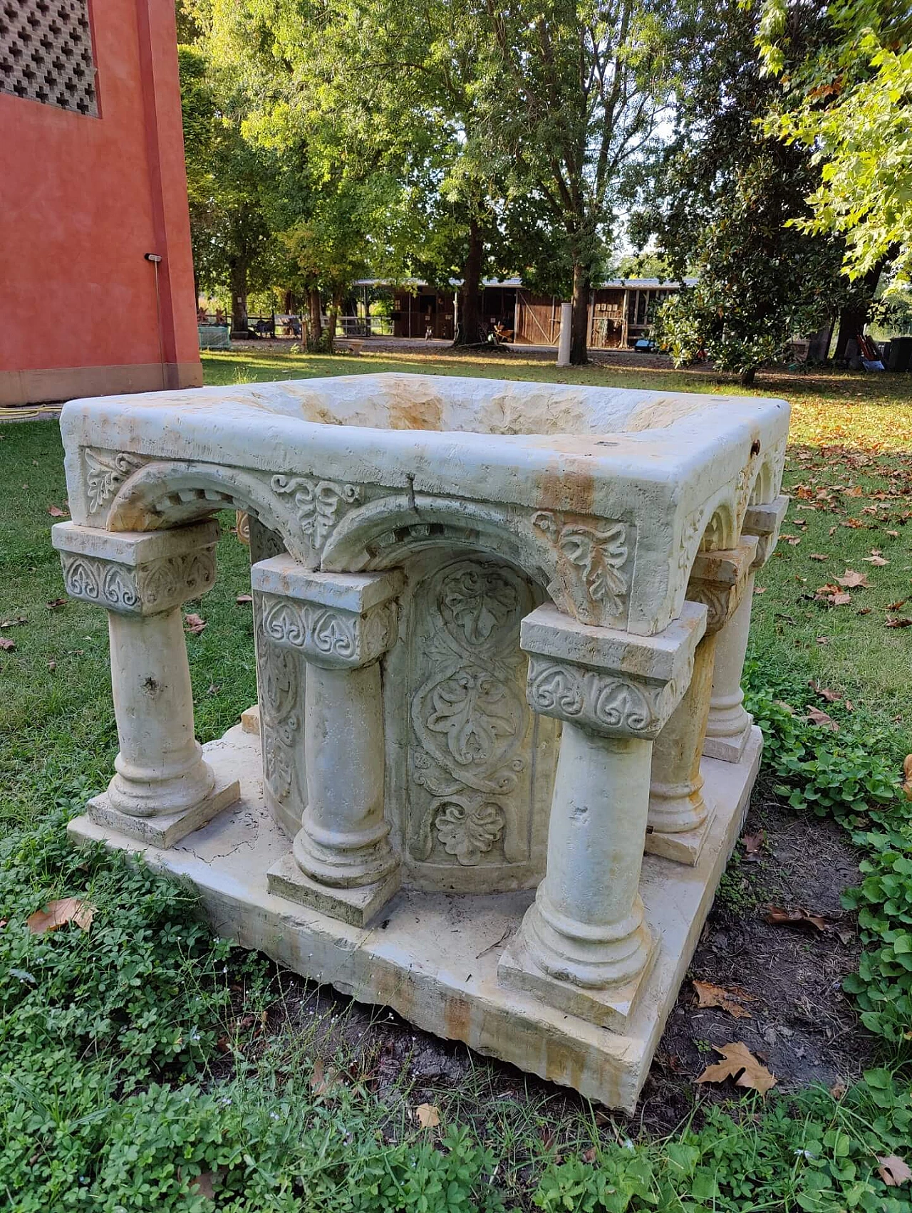 Pozzo con colonne e decorazioni in marmo, '800 1336429