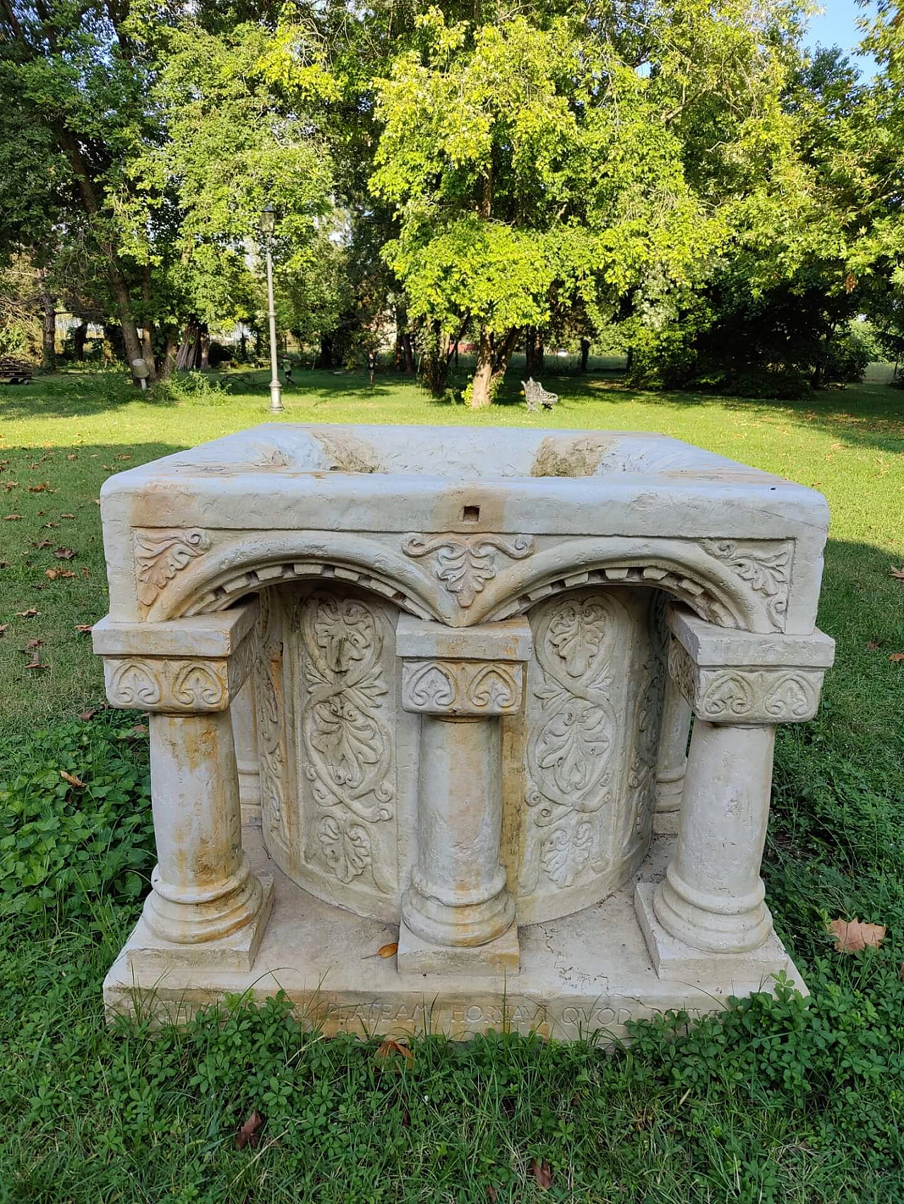 Well with columns and decorations in marble, 19th century 1336430